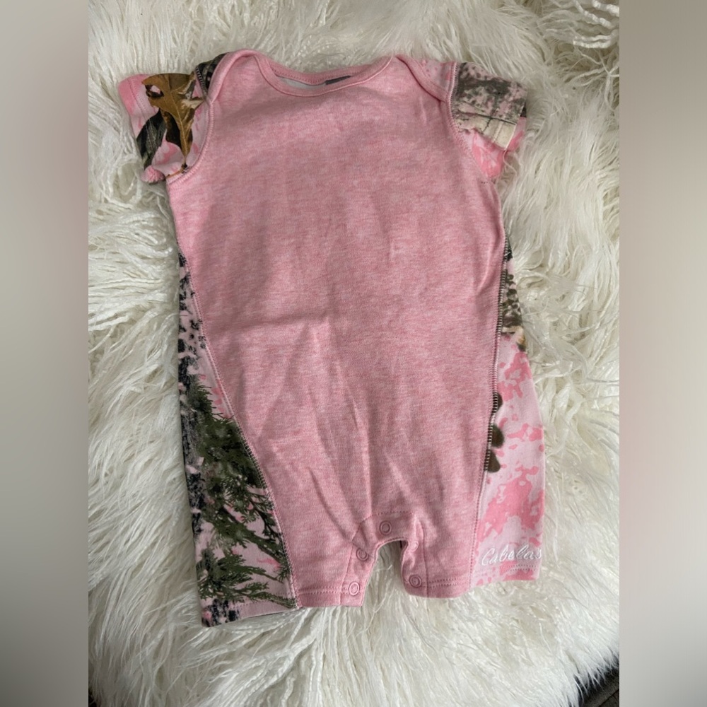 Cabela's Infant Girl's Bodysuit Short Sleeve Pink Camo Size 3-6 Months
